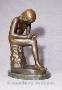 Estátua de bronze italiana Spanario Classica Menino Thorn Foot Figurine Assinado