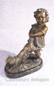 Figurine da estátua da menina e do gato do bronze