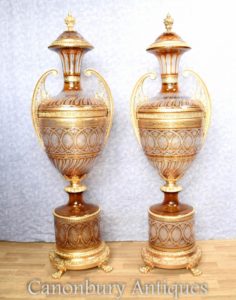 Emparelhar grandes urnas de vidro de corte francês em estandes de pedestal Vasos Empire