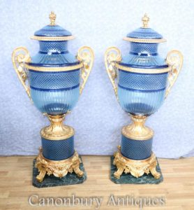 Emparelheiras grandes vasos de vidro de xícara de couro Louis XV em estandes