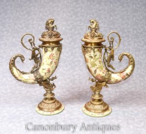Par de porcelana francesa Cornucopia Vasos Urnas Ormolu Chifre de Abundância
