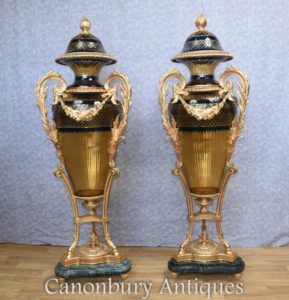 Pares franceses Louis XVI Vasos de vidro cortado Amphora Urns Ormolu