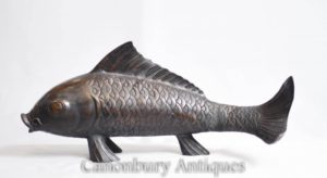Estátua de peixe japonês de bronze peixinho