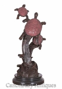 Trio de tartarugas de bronze na estátua de tartaruga do galho