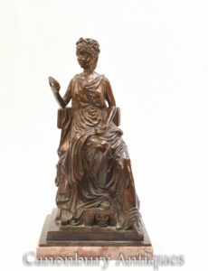 Estátua de bronze da donzela romana - estatueta clássica revestida de toga