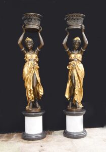 Par de estátuas italiano de bronze feminino Torchiere estátuas XL plantadores