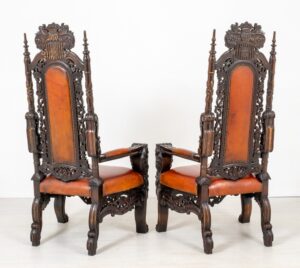 Par de tronos antigos - poltronas de carvalho entalhado da Renascença italiana