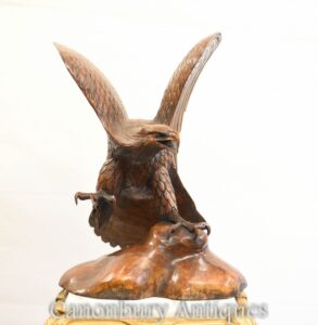 Arte de aves de rapina com estátua de águia dourada esculpida à mão