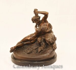 Panela de bronze clássica e estátua de nudez feminina - estatueta do mito romano